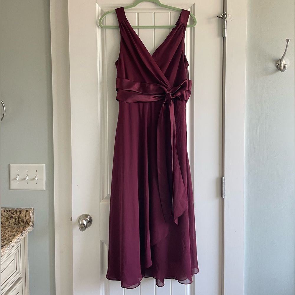 Evan Picone Sleeveless V-Neck Midi Dress in Burgundy